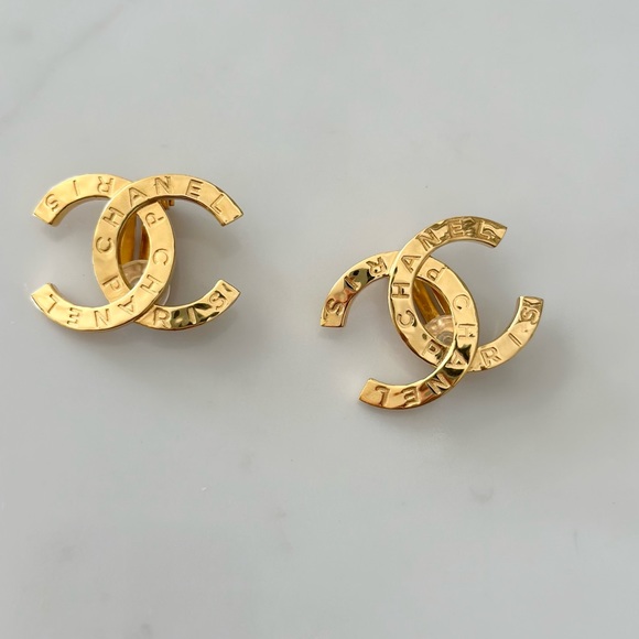 CC LARGE PARIS BUTTON CLIP EARRINGS - Picture 1 of 7